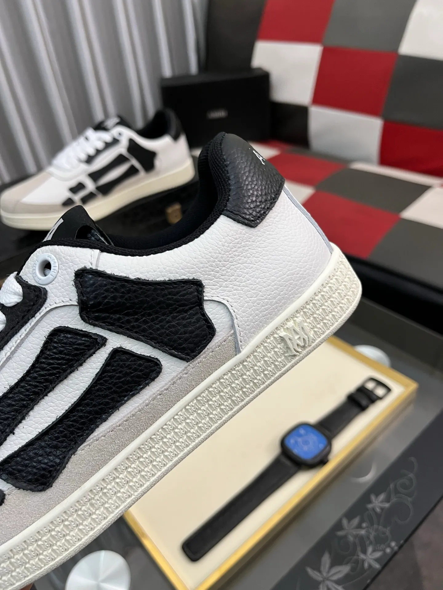 Men's shoes 💰420⌚️⌚️《AMIR*》New men's low-top casual sports sneakers bone shoes, another pair of irresistible bone shoes. Bone shoes are one of AMIRI's most popular items. They use first-layer cowhide uppers. The side bones are made of two cowhide laminations. They have a three-dimensional feel. The leather incisions are all oil-edged. Contrasting color design. Simple style. Fashionable sports. Customized metal LOGO nameplate to embellish shoelaces. Exclusive control of top version. Supports comparison. Breathable mesh lining Original rubber outsole A must-have item for daily leisure Suitable for various occasions Check it out if you pursue high quality Super cool uppers Size: 38-443️⃣ Colors available